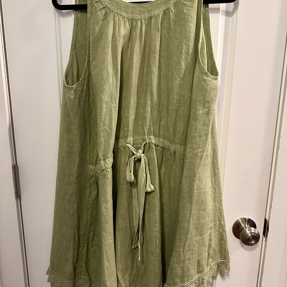Sleeveless Green Tunic with Lace Trim - Picture 2 of 3
